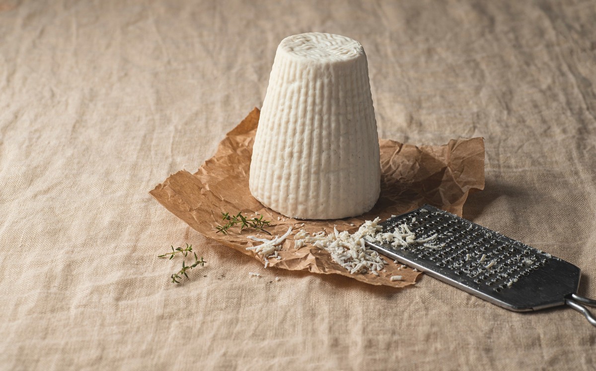 Ricotta salata – die feste Variante von Ricotta. Typisch für Sizilien, wo es gerieben auf Pasta wird.