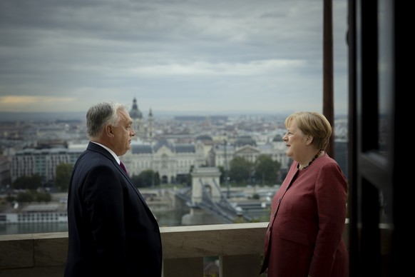 KEYPIX - epa12419331 A handout photo made available by the Hungarian PM&#039;s General Department of Communication shows Hungarian Prime Minister Viktor Orban (L) welcoming former German Chancellor An ...