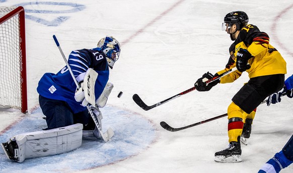 epa06526925 Brook Macek (R) of Germany in action against Mikko Koskinen (L) goalkeeper of Finland during the mens preliminary round match between Finland and Germany at the Gangneung Hockey Centre at  ...