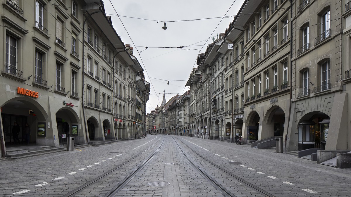 Die menschenleere Marktgasse in der Altstadt, am Sonntag, 22. Maerz 2020 in Bern. (KEYSTONE/Peter Klaunzer)