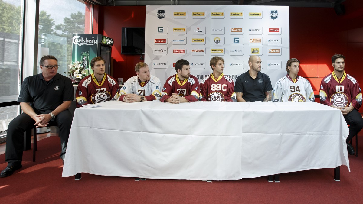 Geneve-Servette's Head coach Craig Woodcroft, right, and Geneve-Servette's General Manager Chris McSorley, left, sitting next to her players, from left to right, defender Henrik Toemmernes,  ...