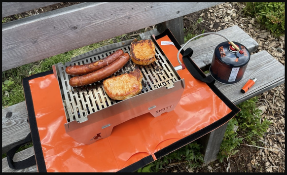Bei 7 vs. Wild, 3. Staffel, sollte wegen Waldbrandgefahr ein Gasgrill genutzt werden. Fritz Meinecke verhinderte diesen Plan.