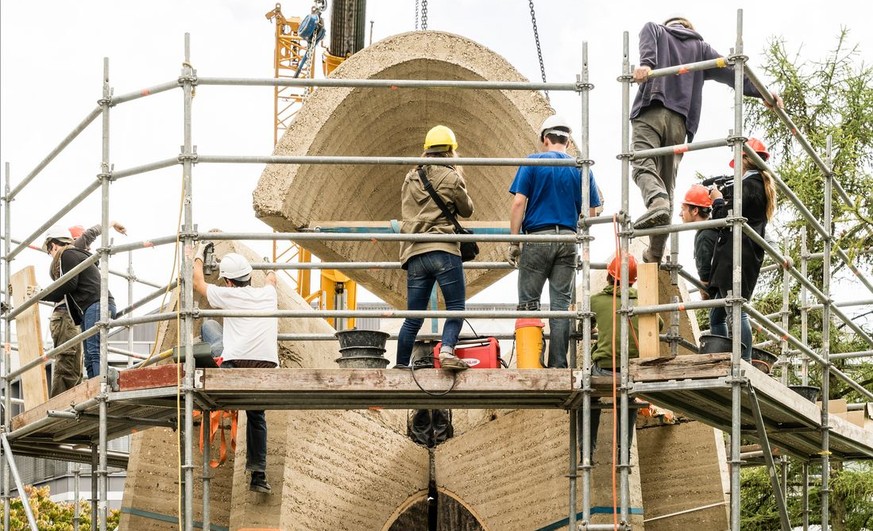 ETH-Studierende beim Bau der Lehmkuppel.&nbsp;