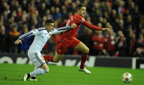 Taulant Xhaka hat Liverpools Jordan Henderson souverän im Griff.