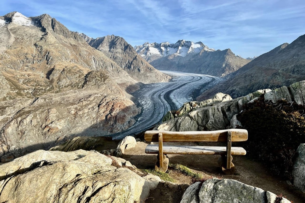 Rauszeit Schönste Aussichtsbänkli der Schweiz Aussichtssitzbank Sitzbank La vie en jaune Aletschgletscher
