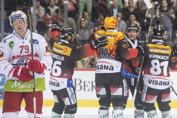 Berns Ramon Untersander, 2. von rechts, jubelt nach seinem Tor zum 1:0, Rapperswils Danny Kristo, links, ist enttaeuscht beim Eishockey Meisterschaftsspiel der National League zwischen dem SC Bern und ...