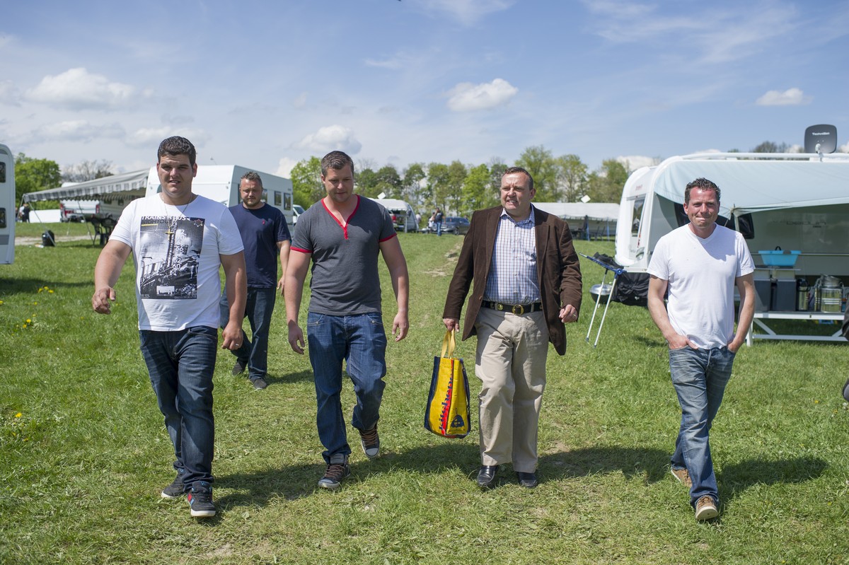 Mike Gerzner, Praesident Bewegung der Schweizer Reisenden, zweiter von links, der Berner Stadtrat Martin Krebs, und Gerard Muelhauser, Pressesprecher der Jenischen, besichtigen die durch Jenische bese ...