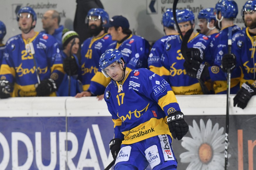 Perttu Lindgren von Davos freut sich ueber seinen zweiten Penalty-Treffer gegen Zug, beim vierten Playoff-Halbfinalspiel der National League A zwischen dem HC Davos und EV Zug, am Dienstag, 28. Maerz  ...