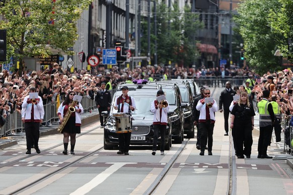 . 30/07/2025. Birmingham , United Kingdom. The funeral procession of Ozzy Osbourne as it passes Black Sabbath Bridge in Birmingham, United Kingdom. PUBLICATIONxINxGERxSUIxAUTxHUNxONLY xStephenxLockx/x ...