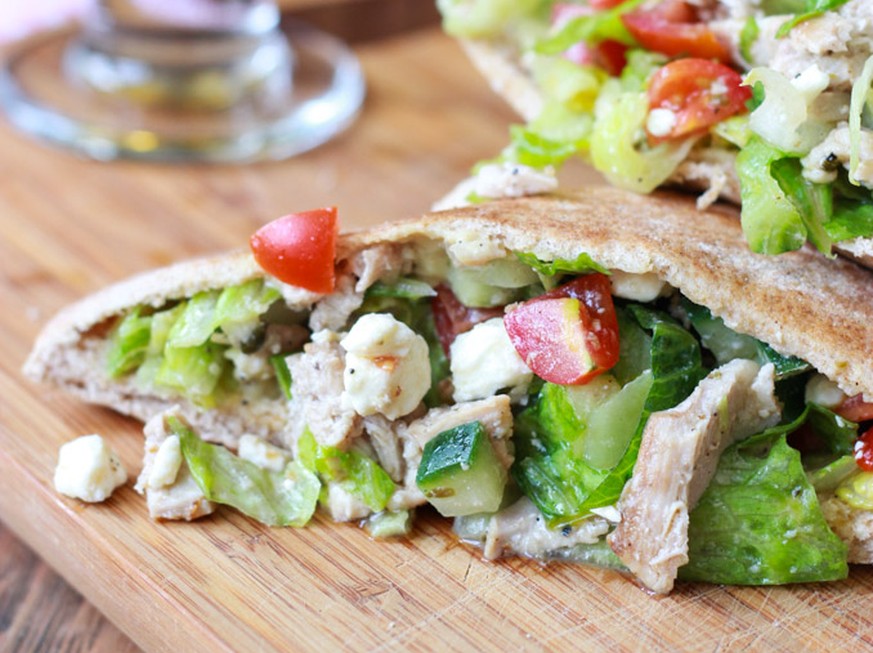 greek salad pita pocket griechischer salat gurken feta oliven tomaten essen food https://www.littlebroken.com/2014/05/28/greek-chicken-salad-pita-pockets/