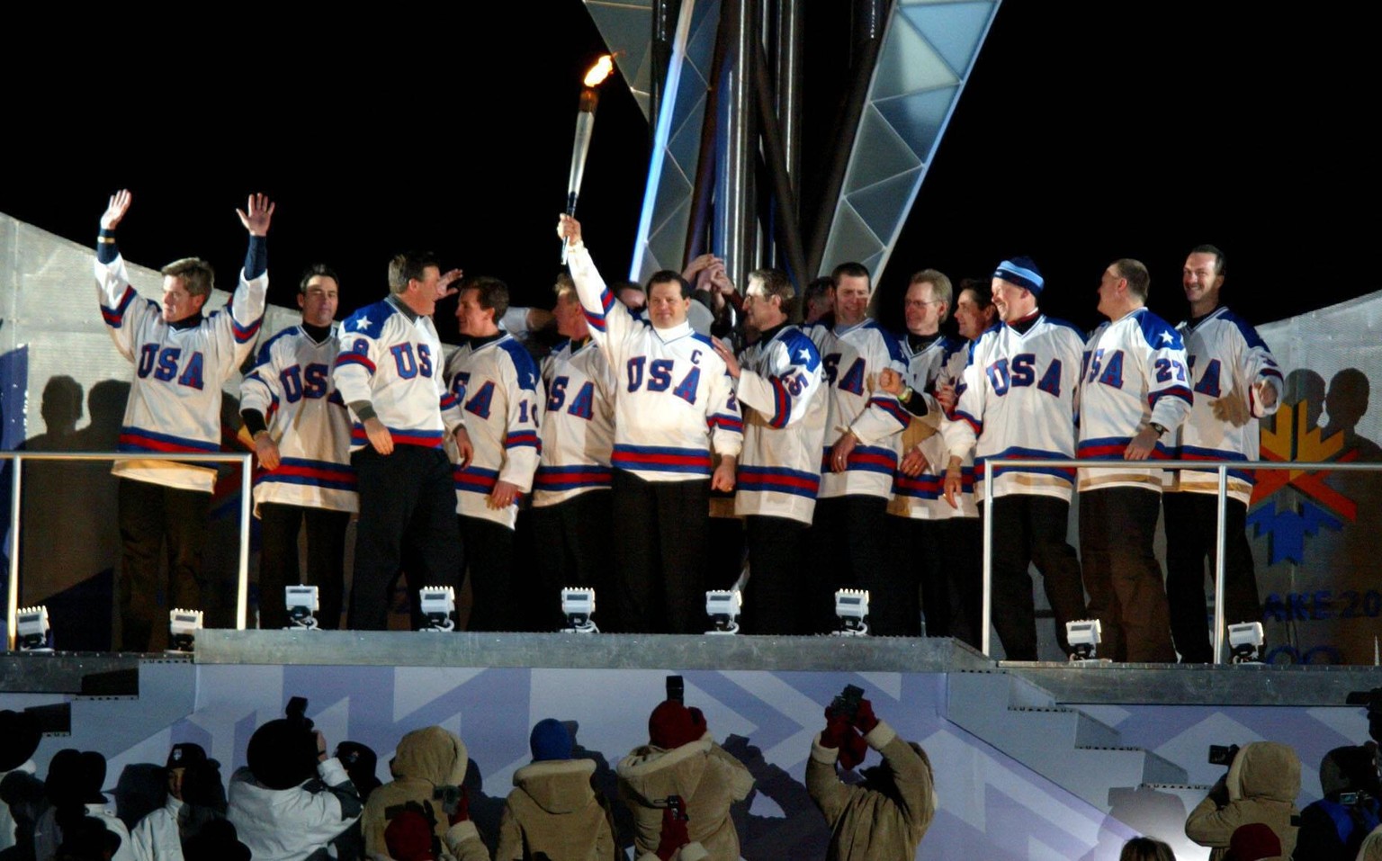 2002 in Salt Lake City entzündeten die Mitglieder des US-Hockeyteams von 1980 das Olympische Feuer.