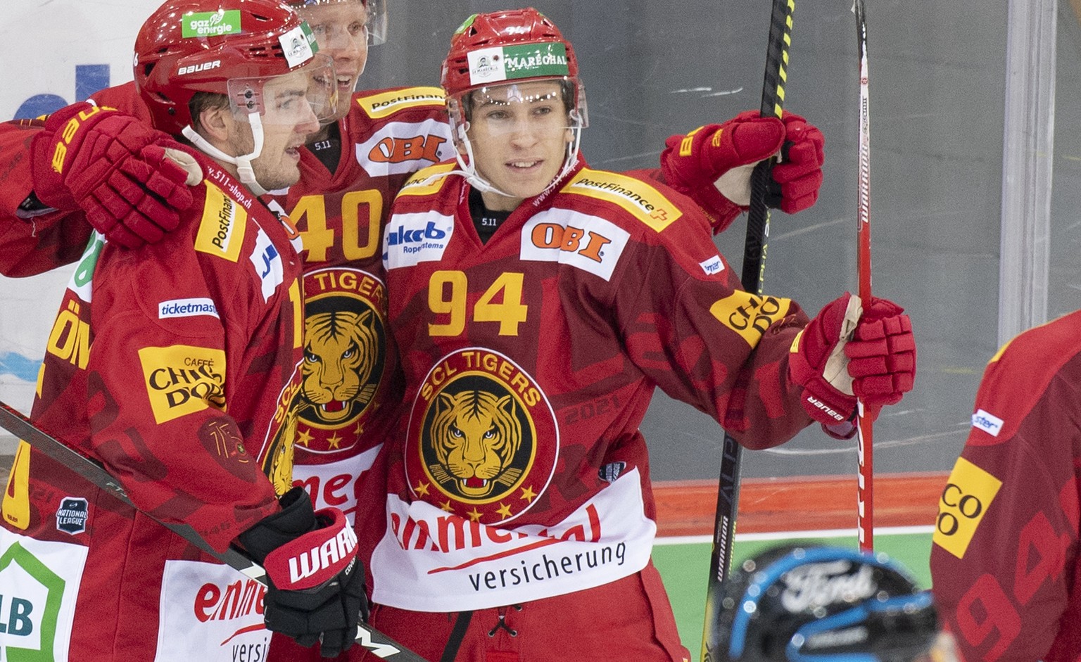 Tigers Erik Brannstroem, Flavio Schmutz, Patrick Petrini, Andrea Glauser, von links, jubeln beim 2:0, waehrend dem Meisterschaftsspiel der National League zwischen den SCL Tigers und dem HC Geneve-Ser ...