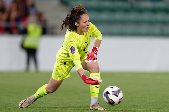 Sion, Switzerland, June 03 2025 : Livia Peng 12 Switzerland pass the ball during the UEFA Women s Nations League game between Switzerland and Norway at Stade de Tourbillon in Sion, Switzerland Giusepp ...
