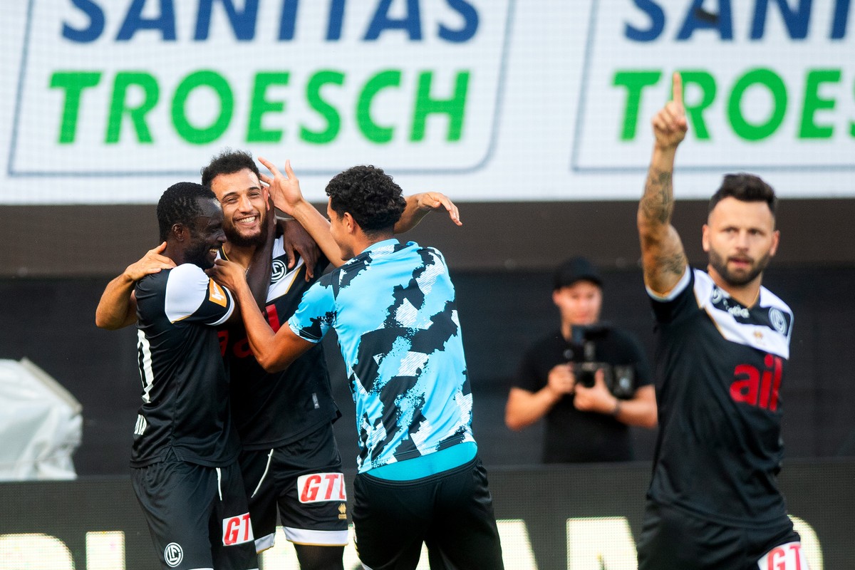 Lugano's Ousmane Doumbia, Hadj Mahmoud, Torhueter Amir Saipi und Renato Steffen, von links, jubeln nach dem Tor zum 1:1, beim Super League Fussball-Meisterschaftsspiel zwischen dem FC Lugano und  ...