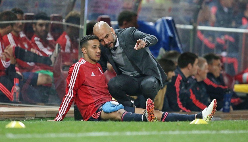 27.04.2016, Fussball UEFA Champions League 2015/2016, Halbfinale, Hinspiel, Atletico Madrid - FC Bayern M�nchen, im Estadio Vicente Calderon, Madrid. v.l. Thiago Alcantara (Bayern M�nchen) und Trainer ...