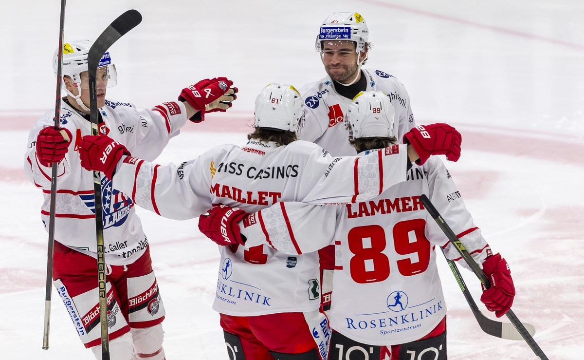 Sandro Zangger (SCRJ), 2nd right, celebrates his goal with his teammates after scoring the 0:1, during a National League regular season game of the Swiss Championship between Geneve-Servette HC, GSHC, ...