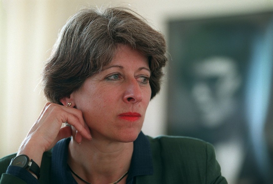 Annemarie Huber-Hotz, Generalsekretaerin der Bundesversammlung diskutiert am Mittwoch, 26. Mai 1999 in ihrem Buero in Bern mit einem Mitarbeiter.
(KEYSTONE/Alessandro della Valle)