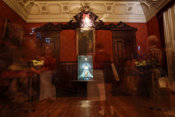 epa10130239 The heart of King Pedro IV of Portugal, also known as Dom Pedro I of Brazil (1798-1834) is on display for the first time at the Noble Hall of the Irmandade da Lapa in Porto, Portugal, 20 A ...