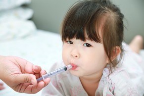 Kinder brauchen andere Dosierungen als Erwachsene. In der Forschung gibt es in diesem Gebiet viel aufzuholen.&nbsp;