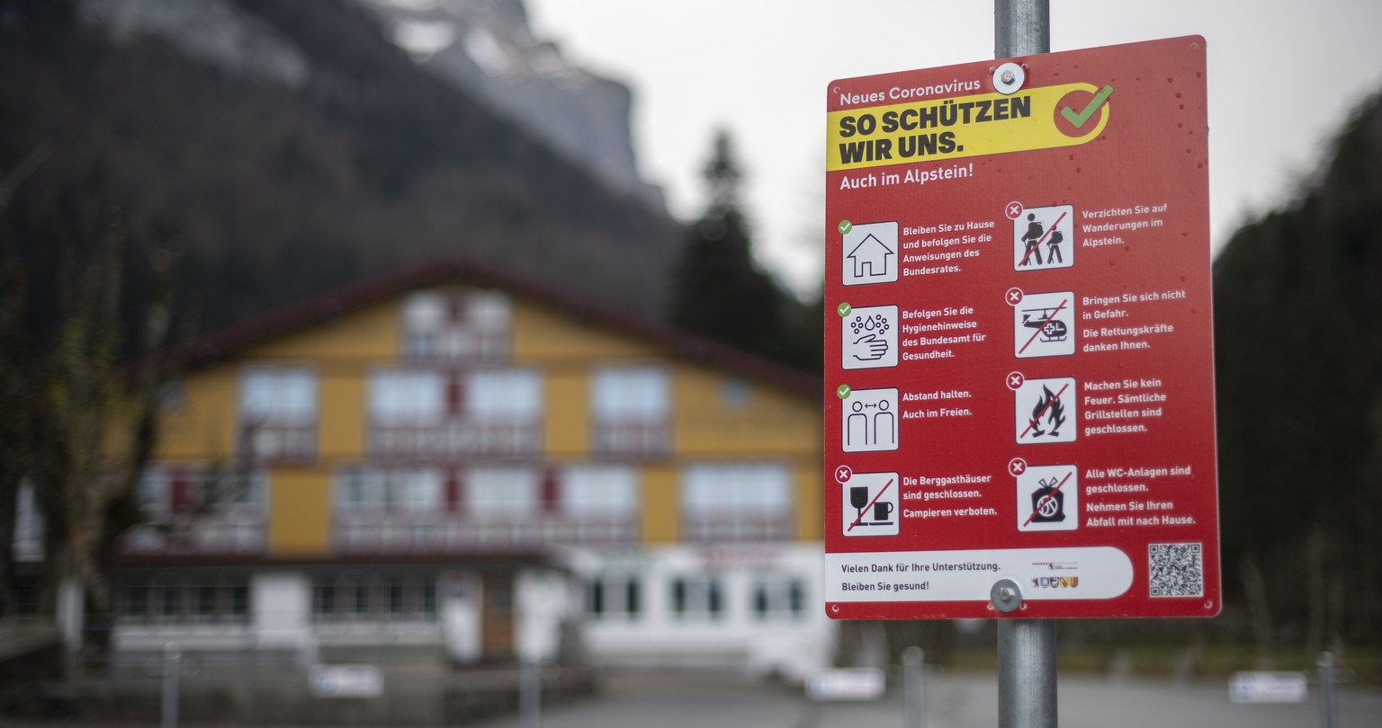 Ein Hinweisschild zum Verhalten waehrend der Coronavirus-Pandemie, aufgenommen am Montag, 13. April 2020, in Wasserauen. Die Polizei liess nach einem relativ ruhigen Wochenende die Zufahrt zu den Park ...