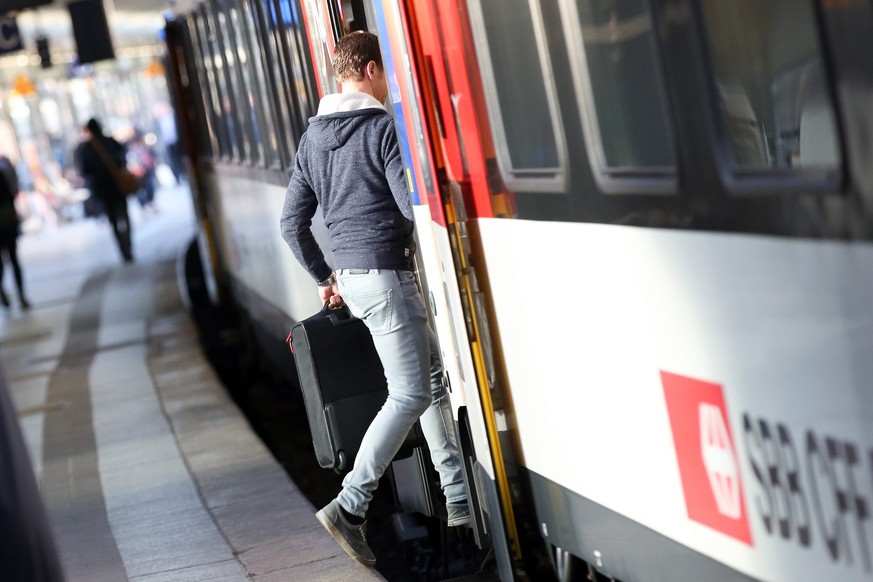 epa04758515 A passenger boards a train of Swiss railway operator SBB from Hamburg to Zurich at the central railway station of Hamburg, Germany, 20 May 2015. The German train drivers&#039; union GDL ha ...