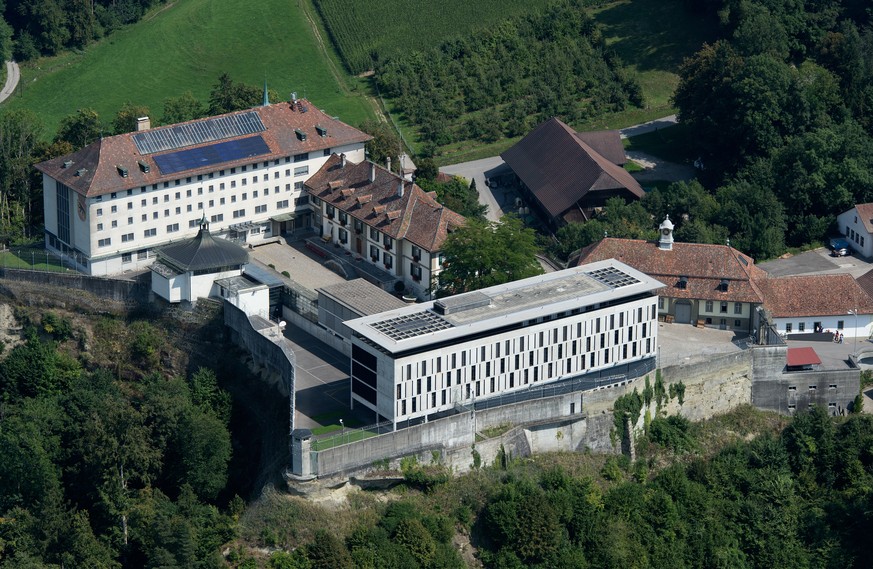 ARCHIV -- Die Strafanstalt Thorberg am Mittwoch, 6. Juli 2011 auf dem Thorberg bei Bern. Der Direktor der Berner Strafanstalten Thorberg steht in der Kritik und die Vorwuerfe wegen Fuehrungsmaengeln r ...