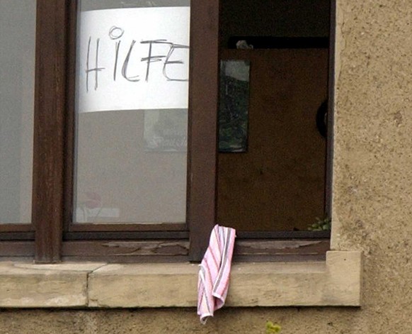 ARCHIV - Ein &quot;Hilfe&quot;-Schild haengt am 26. April 2002 in einem Fenster des Gutenberg Gymnasiums in Erfurt. Vor dem Amoklauf von Winnenden und Wendlingen hat sich der Todesschuetze Tim K. uebe ...