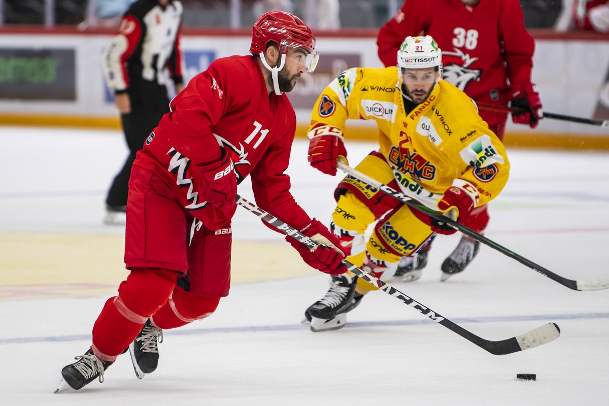 L'attaquant lausannois Cory Conacher, gauche, lutte pour le puck avec l'attaquant biennois Jason Fuchs, droite, lors d'un match amical de preparation pour la nouvelle saison de hockey s ...