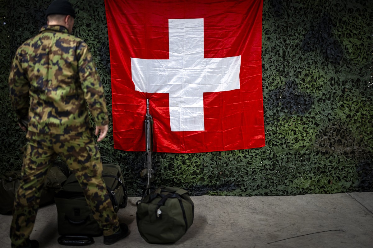 Ein Armeeangehoeriger bei der Abgabe der des Sturmgewehrs waehrend einer Entlassungsinspektion in der Kaserne Reppischtal in Birmensdorf, am Mittwoch, 12. November 2025 in Birmensdorf. Vom Montag, 10. ...