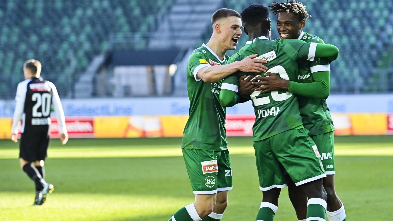 St. Gallens Miro Muheimm St. Gallens Thody Elie Youan und 1-0 Torschuetze St. Gallens Chukwubuike Junior Adamu, von links, im Schweizer Fussball Cup Viertelfinal zwischen dem FC St. Gallen und den BSC ...