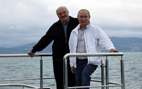 Putin gibt Weissrusslands Machthaber noch mehr Geld – und will mit ihm baden\nDas Foto sieht eher nach einem Flitterwochen-Kreuzfahrturlaub aus. Würde man sie nicht kennen, würde man nie denken, dass  ...