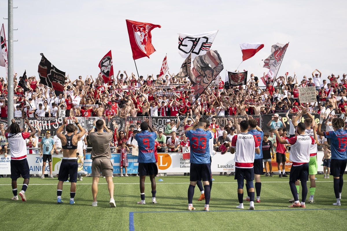 Les supporters valaisans celebrent la victoire de leur equipe (6-1) apres la rencontre de 32eme de finale de la coupe de suisse de football entre le FC Kerzers et le FC Sion (SIO), ce dimanche 16 aout ...