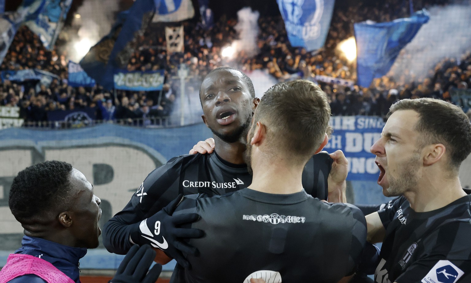 FC Zuerichs Assan Ceesay, 2. links, jubelt mit Team Kollegen nach seinem Treffer zum 1:1 beim Fussballspiel der Super League zwischen dem Grasshopper Club Zuerich und dem FC Zuerich im Letzigrund Stad ...