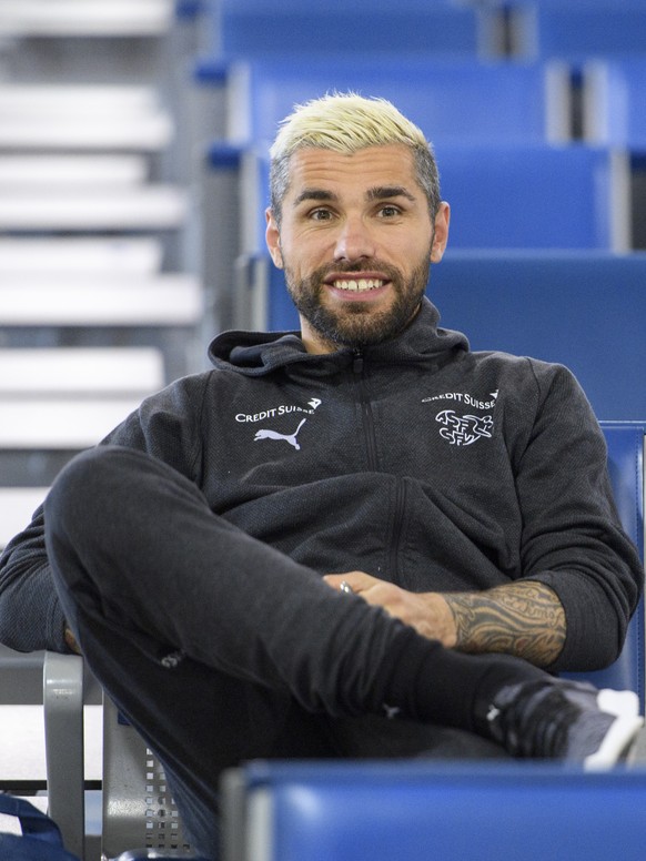 ARCHIVBILD ZUR MELDUNG, DASS LARA GUT UND VALON BEHRAMI GEHEIRATET HABEN --- Switzerland&#039;s national team soccer player Valon Behrami waits to board an airplane to Zurich, at the the airport in At ...