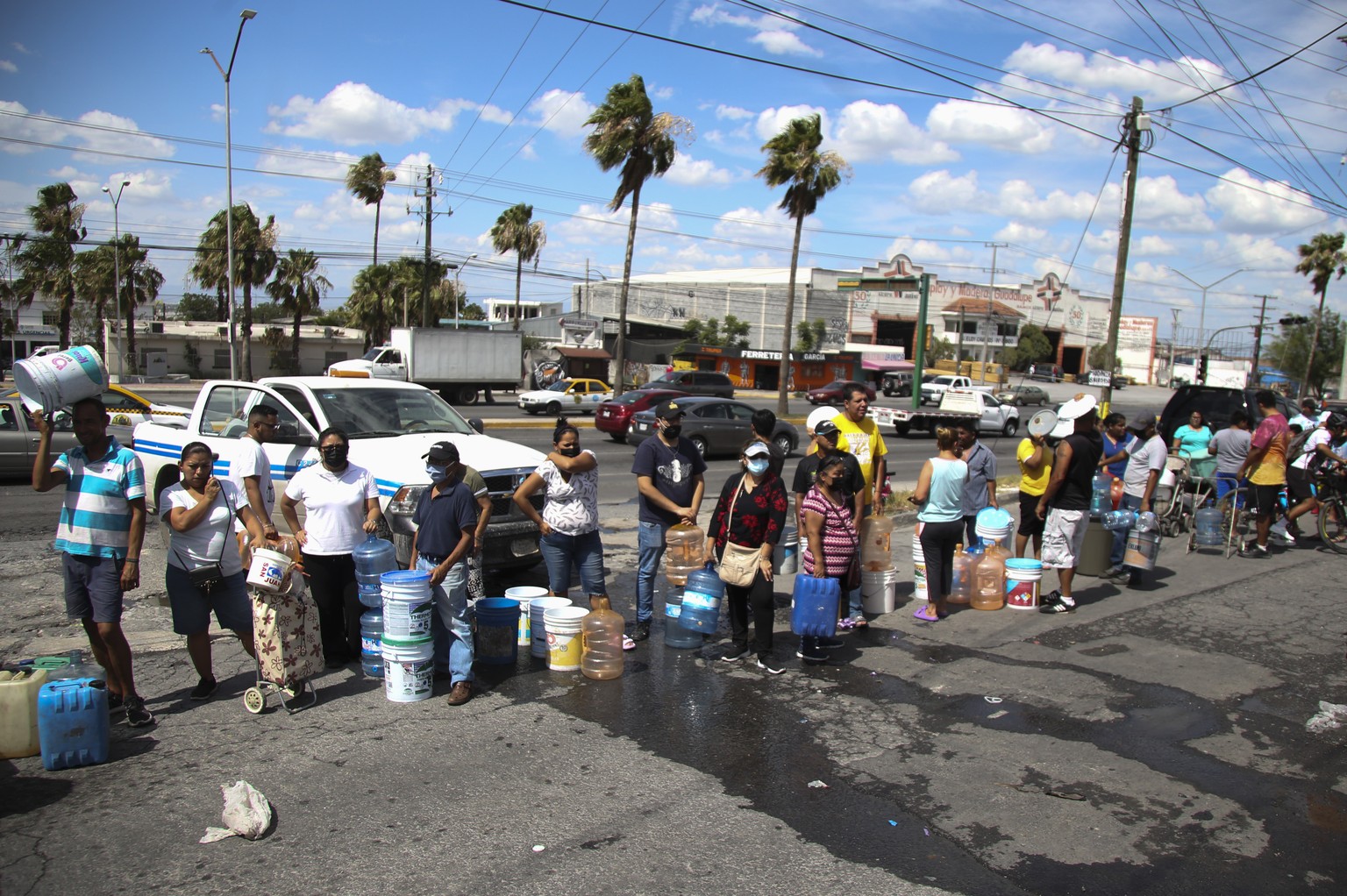 Menschen warten am 22. Juni 2022 in einer Schlange, um Wasser in Plastikbehältern an einer öffentlichen Sammelstelle in Monterrey abzuholen. im März haben die Behörden damit begonnen, die Wasserversorgung einzuschränken.
