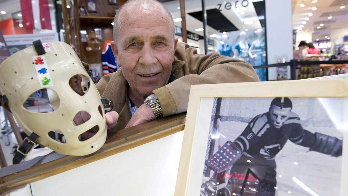 Die Torhueterlegende Rene Kiener, SC Bern, mit seiner Maske in der Ausstellung "Saving Face", am Mittwoch, 22. April 2009, im Wankdorf-Center in Bern. Die Ausstellung zeigt rund 60 Masken vo ...
