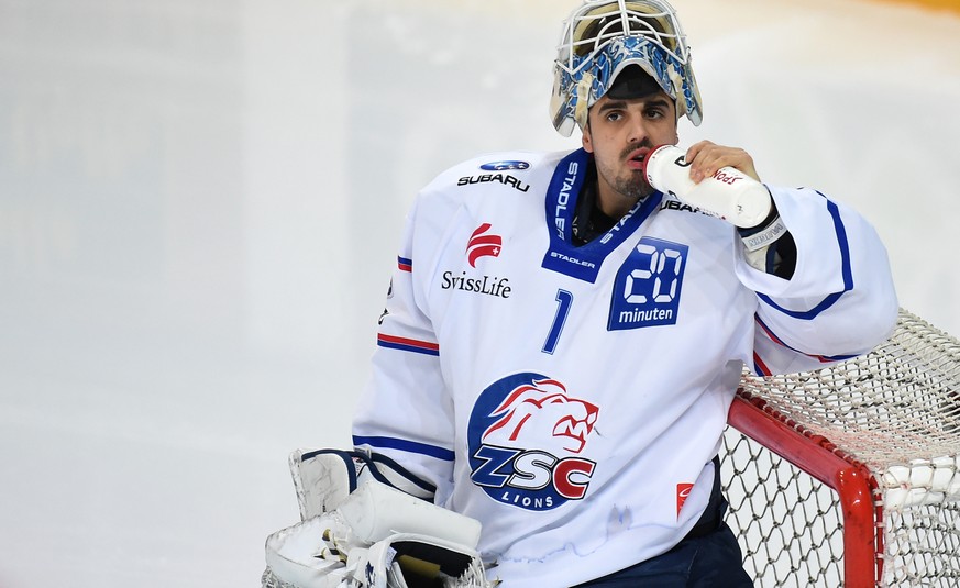 Der Zuercher Goalie Niklas Schlegel beim Eishockey Meisterschaftsspiel der National League A zwischen dem HC Lugano und den ZSC Lions, am Sonntag, 7. Februar 2016, in der Resega Halle von Lugano. (KEY ...