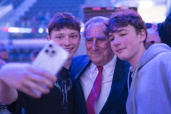 Walter Frey, Verwaltungsratspraesident ZSC Lions macht Selfies mit Fans an der Meisterfeier der ZSC Lions nach dem gewinn des 11. Meistertitels, am Samstag 26. April 2025 in der Swiss Life Arena in Zu ...