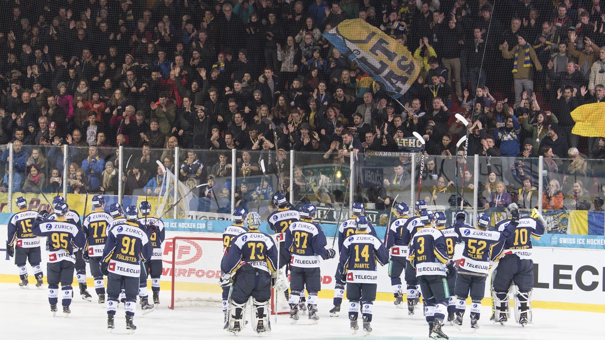 Langenthals Fans nach dem Swiss Ice Hockey Cup Viertelfinal zwischen dem SC Langenthal und dem EHC Kloten, am Mittwoch, 23. November 2016, in der Eishalle Schoren in Langenthal. (KEYSTONE/Marcel Bieri ...
