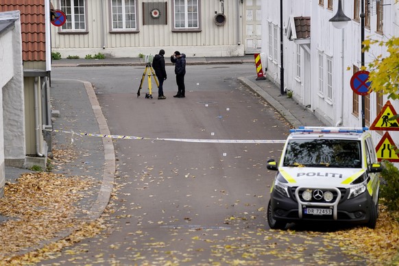 epa09523322 A police cordon a day after an attack, in Kongsberg, Norway, 14 October 2021. Five people were confirmed dead in an attack on 13 October by a man with a bow and arrows weapon. The man arre ...