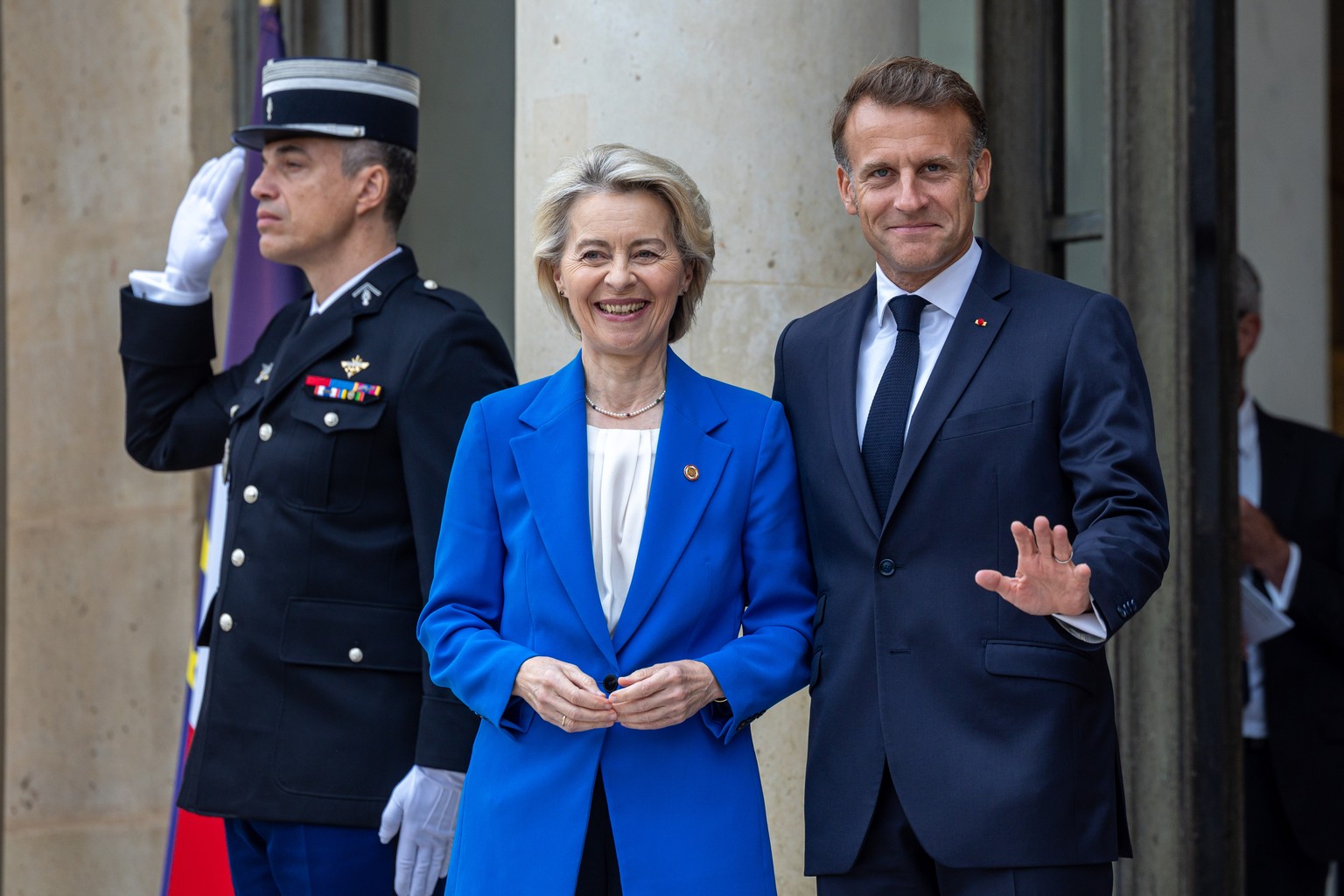 epa12351056 French President Emmanuel Macron (R) welcomes European Commission President Ursula von der Leyen (L) as he arrives for the coalition of volunteers&#039; meeting at the Elysee Palace in Par ...