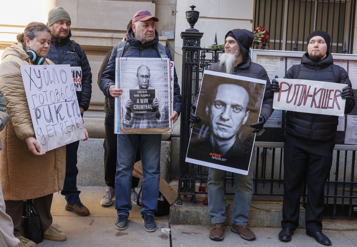 epa11159291 People gather during a vigil outside the Russian Consulate to protest following the death of Russian opposition leader Alexey Navalny, in New York, USA, 16 February 2024. Russian oppositio ...