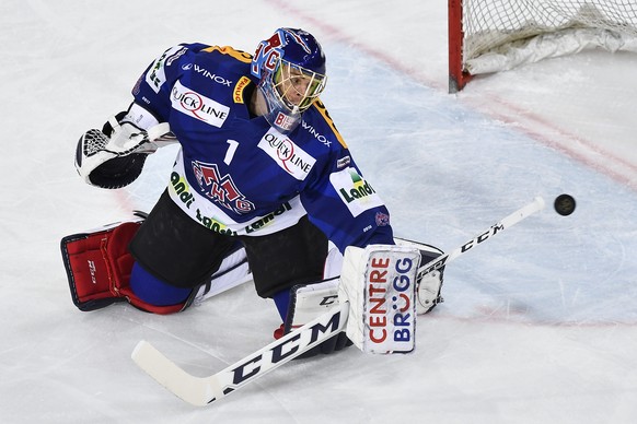 Biels Torhueter Jonas Hiller wehrt einen Puck ab im Eishockey National League A Spiel zwischen dem EHC Biel und dem EHC Kloten, am Samstag, 10. Dezember 2016, in der Tissot Arena in Biel. (KEYSTONE/ P ...