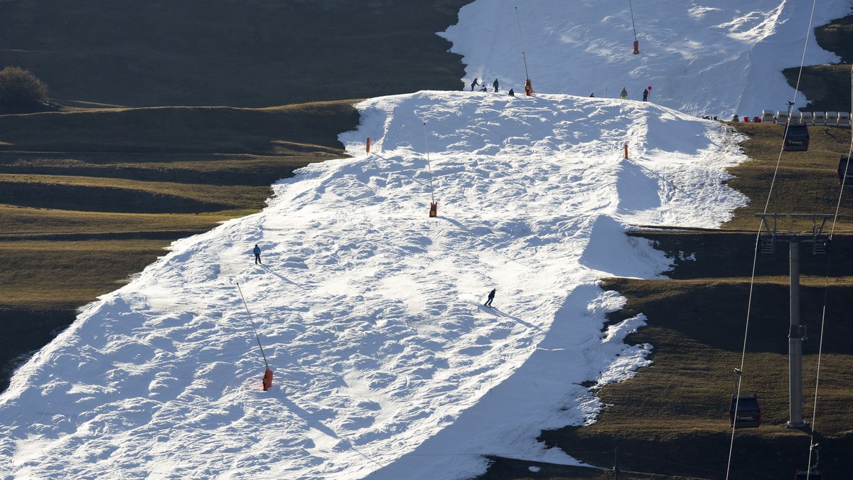 Skifahrer fahren ueber eine Kunstschneepiste, am Samstag, 8. Maerz 2025, in Savognin. (KEYSTONE/Peter Klaunzer)