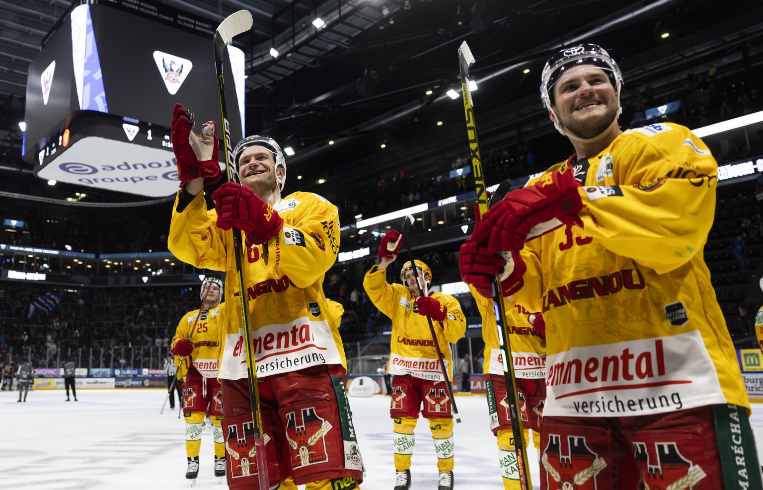 Langnaus Dario Rohrbach, links, und Langnaus Keijo Weibel jubeln nach ihrem Sieg in der Verlaengerung, nach dem Eishockey Meisterschaftsspiel der National League zwischen dem HC Fribourg Gotteron und  ...
