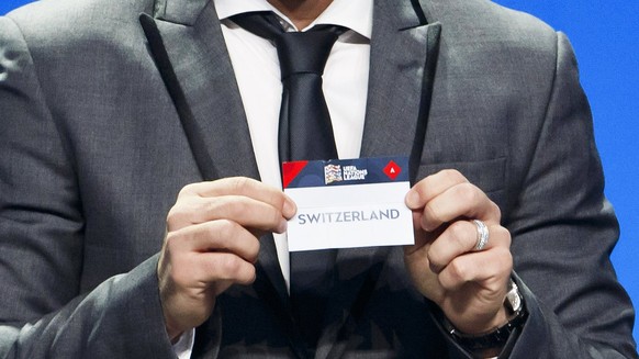 epa06470342 Former Portuguese soccer player Deco shows the ticket of Switzerland during the draw of the UEFA Nations League at the SwissTech Convention Center in Lausanne, Switzerland, 24 January 2018 ...