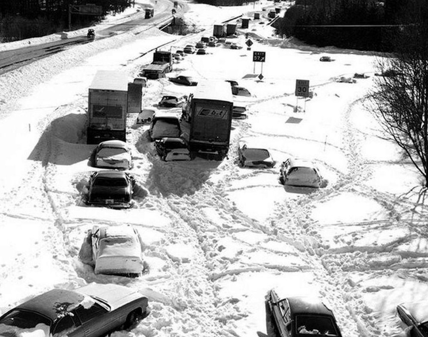 Verlassene Autos entlang der Route 128 in der Nähe von Needham, Massachusetts.