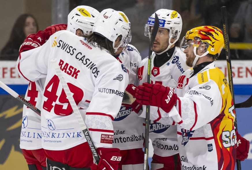 PostFinance Top Scorer Tanner Fritz (SCRJ), rechts, jubelt mit seinen Mitspielern nach dem Tor zum 1:2 im Qualifiaktionsspiel der Eishockey National League zwischen dem HC Ajoie und den SC Rapperswil- ...