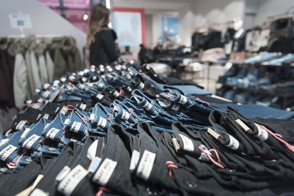 ARCHIVBILD ZUR STUDIE &quot;HANDEL IM WANDEL&quot; UEBER DEN ZUERCHER DETAILHANDEL, AM MONTAG, 4. DEZEMBER 2017 - Different blue jeans piled up at the store of Swiss fashion retailer Tally Weijl at Ba ...