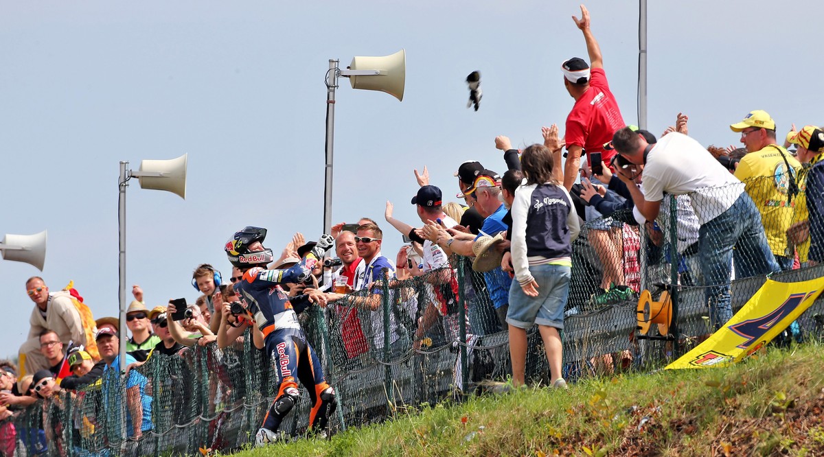 Ein Fest, egal wer gewinnt: Die Fans am Sachsenring feiern 2014 den australischen Moto3-Sieger Jack Miller.